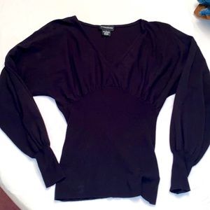 Euc v-neck longsleeve cotton sweater with a tight waist line